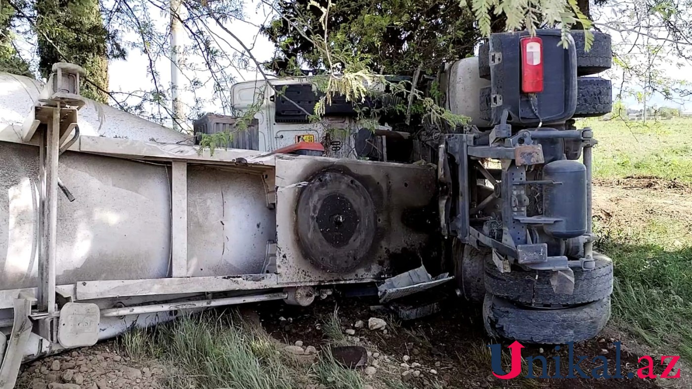 Şəmkirdə yük maşını aşdı - FOTOLAR